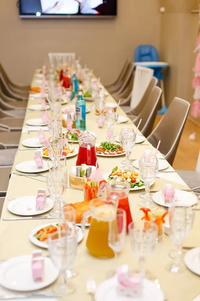  Masada soğuk mezeler var.