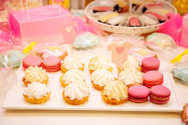 Bunlar çocukların masasındaki pembe tatlılar.