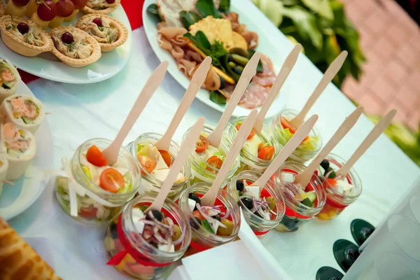  Masada soğuk mezeler var.