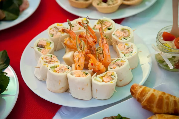  Masada soğuk mezeler var.