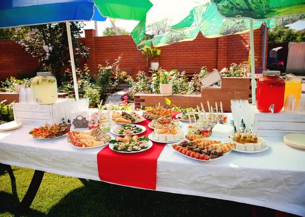  Masada soğuk mezeler var.