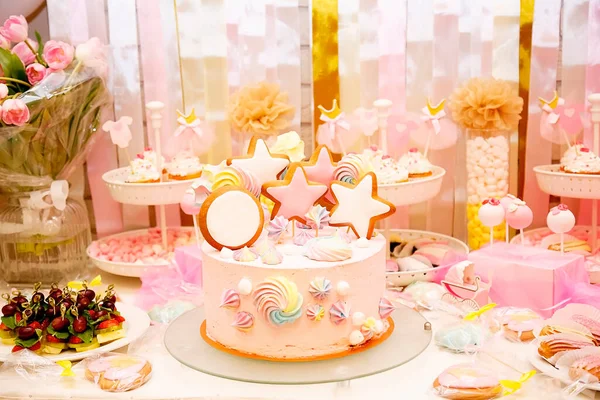 Розовые Десерты Детском Столе — стоковое фото