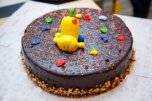  Bu üzerinde figürler olan bir çocuk pastası.