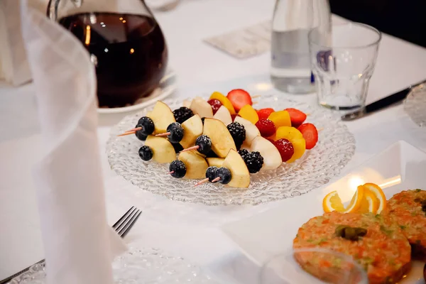  Masada soğuk mezeler var.