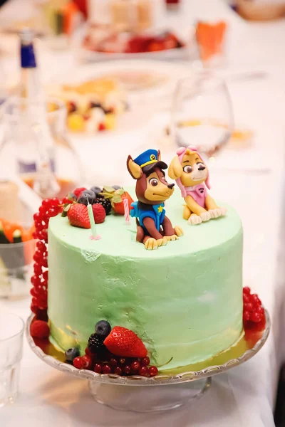 Ciasto Dla Dzieci Figurkami — Zdjęcie stockowe