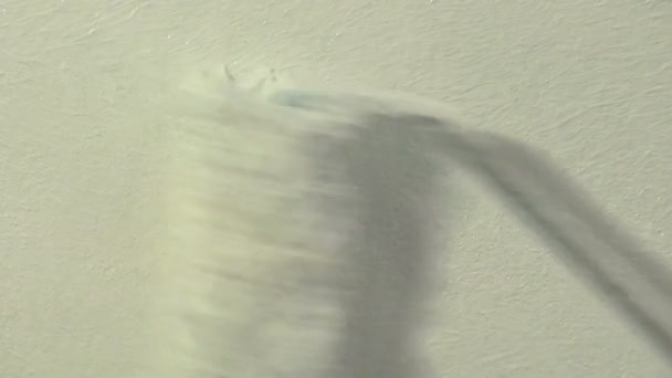 Cerca de la pintura de pared con pintura blanca — Vídeos de Stock