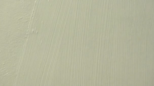 Pinsel streichen die Wand mit weißer Farbe, Konstruktion und Dekor — Stockvideo