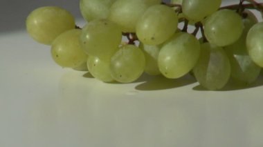 yeşil üzüm koymak ve almak fırça