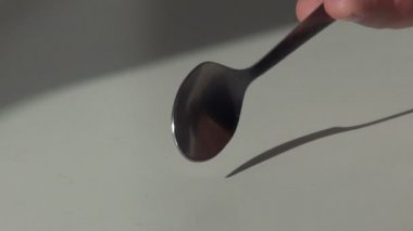 bir çay kaşığı masaya vurma el