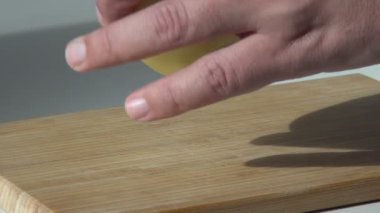 yeşil elma hazırlamak Ahşap Doğrama tahtası üzerinde kesmek için