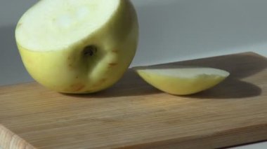 Ahşap kesme tahtası üzerinde kesilmiş yeşil elma parçaları