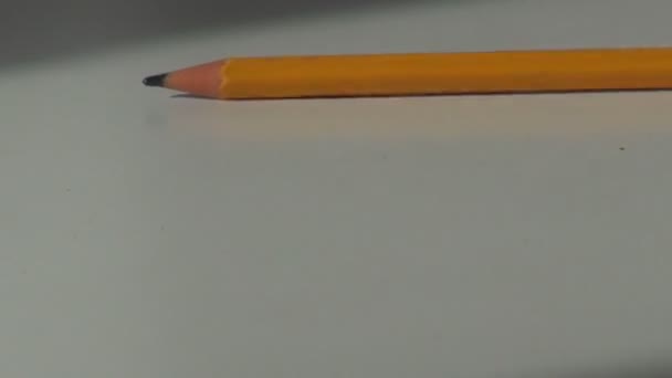 Деревянный карандаш катится по офисному столу — стоковое видео