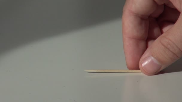 Palito de dente colocar na mesa e tomar — Vídeo de Stock