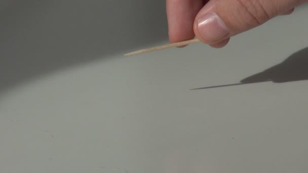 Palito de dente colocado na mesa — Vídeo de Stock