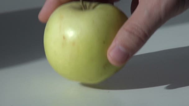 Manzana verde puesta sobre la mesa — Vídeo de stock