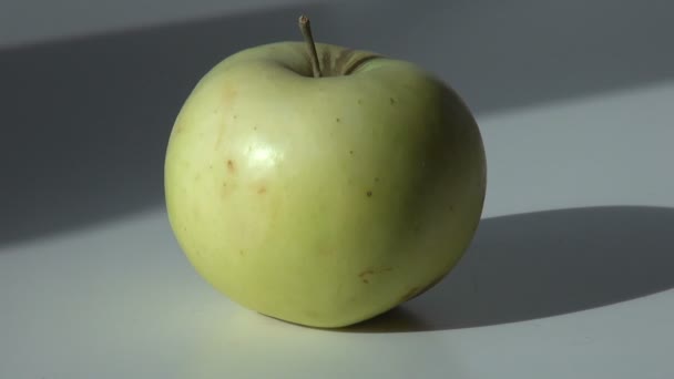 Grönt äpple ta från tabellen — Stockvideo