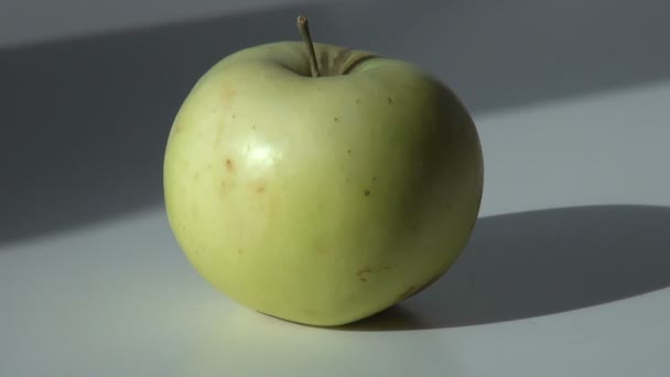 Maçã verde tirar da mesa — Vídeo de Stock