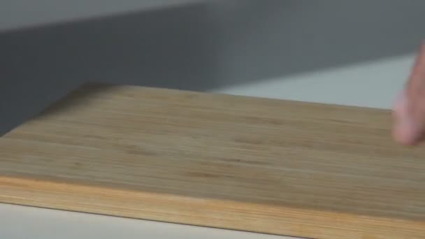 Tábua de corte de madeira, colocar na mesa — Vídeo de Stock
