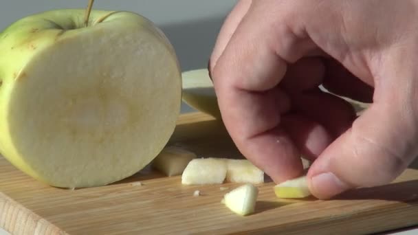 Grüner Apfel und Holzschneidebrett vom Tisch entfernt — Stockvideo