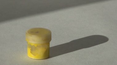 Akrilik guaş sarı boya. Ödev, sanatçı işleri