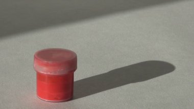 Akrilik guaş kırmızı boya. Ödev, sanatçı işleri