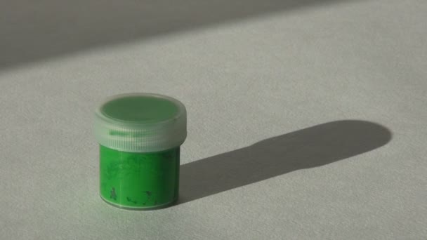 Acryl gouache groene verf. Huiswerk, de kunstenaar werkt — Stockvideo