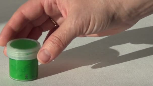 Acryl gouache groene verf. Huiswerk, de kunstenaar werkt — Stockvideo