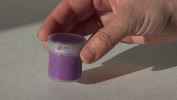 Acrylgouachelfarbe violett. Hausaufgaben, der Künstler arbeitet — Stockvideo