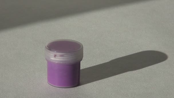 Ακρυλική Μπογιά γκουάς μωβ χρώμα. Εργασία, τα έργα του καλλιτέχνη — Αρχείο Βίντεο