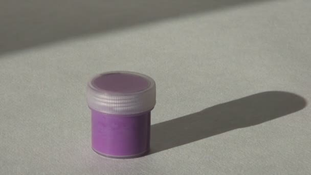 アクリル ガッシュの紫色塗料。宿題、アーティスト作品 — ストック動画