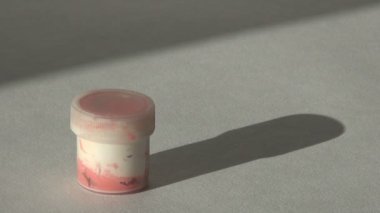 Akrilik guaş beyaz pembe boya. Ödev, sanatçı işleri