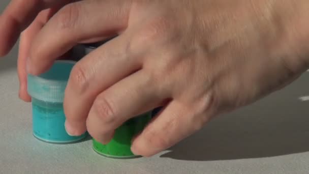 Artista mette sul posto di lavoro vaso di vernice guazzo acrilico — Video Stock