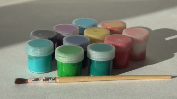 Artista coloca e leva escova. Tinta acrílica guache — Vídeo de Stock