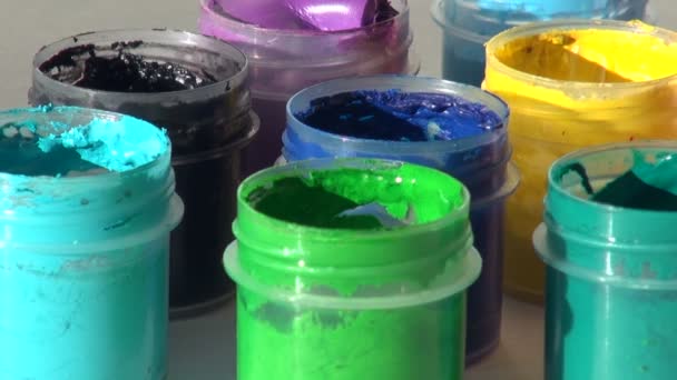 Pinceau immergé dans un pot de peinture gouache acrylique vert clair — Video