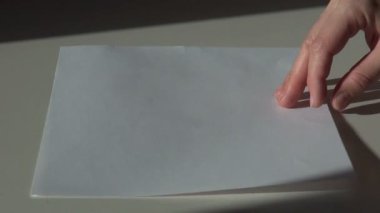 Kağıt, fırça ve yeşil akrilik guaj boya sekmesinde bir kavanoz