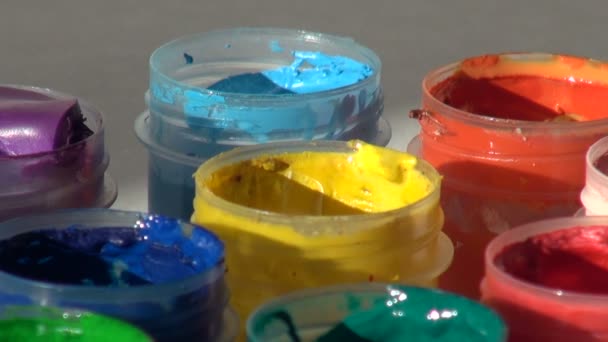 刷子浸泡在一罐黄色丙烯酸水止痛涂料中。霍沃尔 — 图库视频影像
