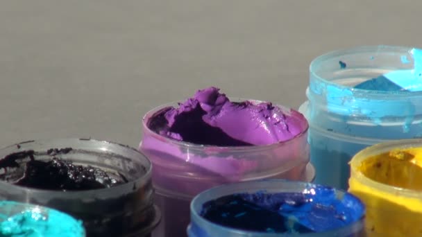 刷子浸泡在一罐紫色紫罗兰色的丙烯酸水止痛涂料中. — 图库视频影像