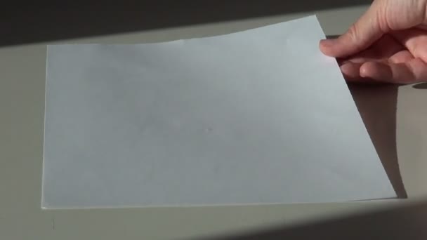 Kağıt, fırça ve bir kavanoz tabl üzerinde mavi akrilik guaj boya — Stok video