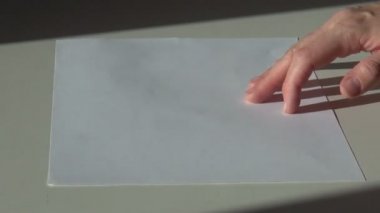 Kağıt, fırça ve bir kavanoz üzerinde mor menekşe akrilik guaj boya
