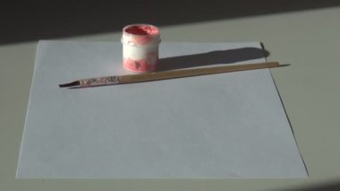 Kağıt, fırça ve beyaz bir kavanoz th üzerine akrilik guaj boya pembe