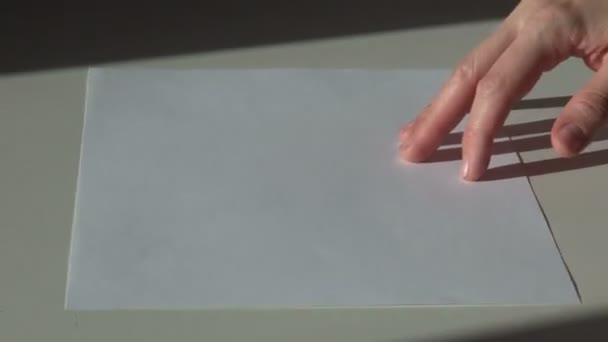 Papier, Pinsel und ein Gefäß mit gelber Acryl-Gouachefarbe auf dem Tisch — Stockvideo