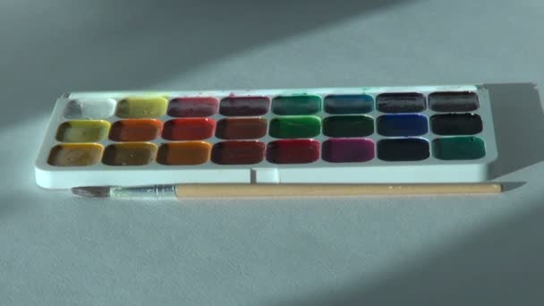 艺术家妇女工作与刷子和水彩画 — 图库视频影像