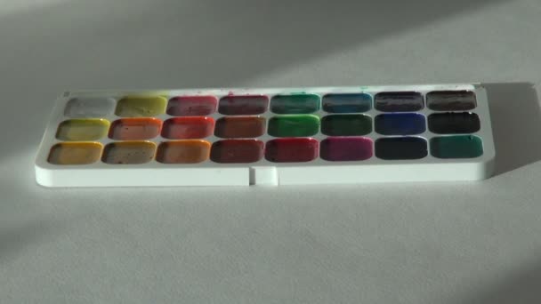 Gelbe bernsteinfarbene Farbe. Künstler arbeitet mit Pinsel und Aquarellfarbe — Stockvideo