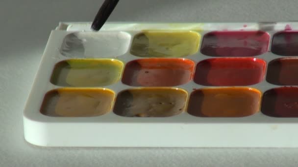 Gelbe Farbe. Nahaufnahme. Künstler arbeitet mit Pinsel und Aquarell — Stockvideo