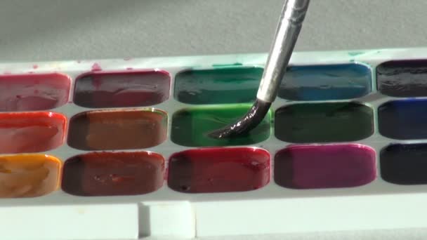 Groene kleur. Close-up. Kunstenaar werkt met borstel en aquarel pa — Stockvideo