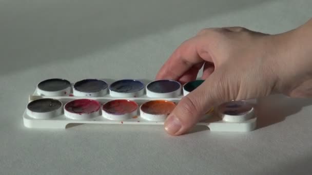 Художник працює з фарбою на столі — стокове відео
