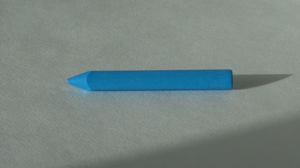 Синий цвет восковых карандашей пастельной краски инструмент художника — стоковое видео