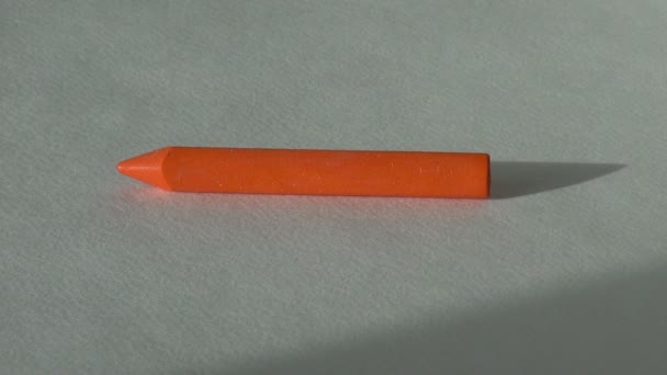 Oranžová barva vosková pastelka pastelové barvy umělec nástroj — Stock video