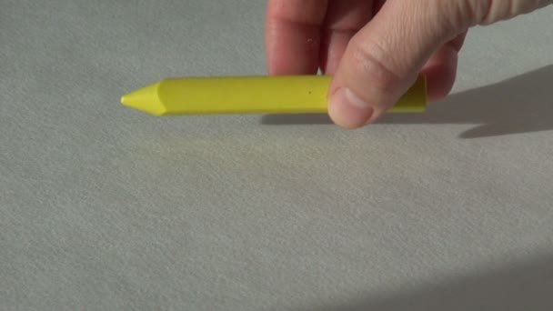 Color amarillo cera crayón pastel pintura artista herramienta — Vídeos de Stock