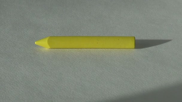 Желтый цвет восковых карандашей пастельной краски инструмент художника — стоковое видео